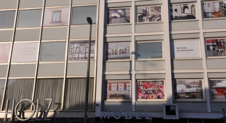 Ausstellung an Hausfassade Fotos glänzen als starker